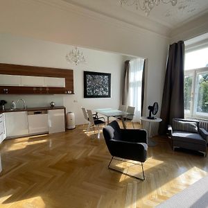 River View Apartment Manes