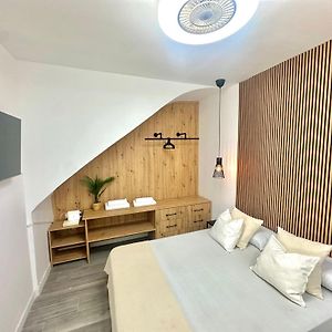 Studio Lit Queen-Size
