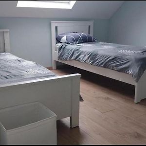 Chambre Deux Lits Celibataires 3Eme Etage Petite Cle Rouge