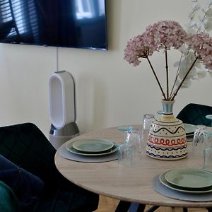 Appartement de Luxe à 2 Chambres à Coucher