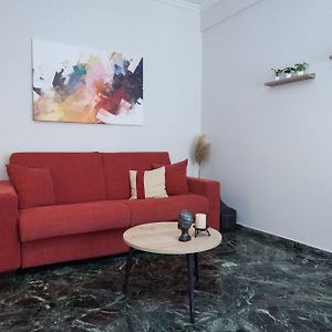 Modern 1 Bd Balcony Apt Near Metro In Kato Patisia