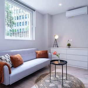 Super Central New Apartment With Air Conditioning