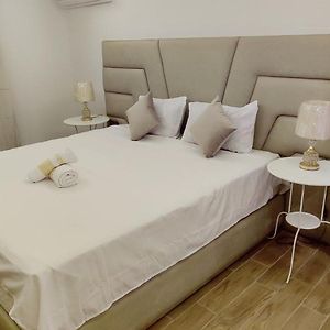 Un Elegant Duplex Au Coeur De Marrakech Avec Deux Piscines Et Un Espace Vert