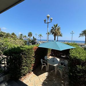 Idéal rez-de-jardin face à la Méditerranée
