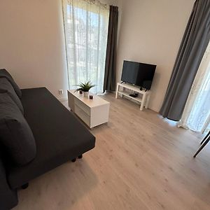 Lisas Apartment, Private New 1 Bedroom And 1 Living Room With Sofa Bed And Big Windows, Share With Nobody