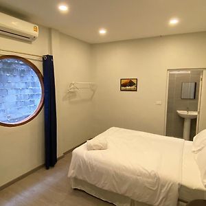Studio Lit Queen-Size
