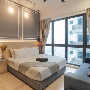 The Colony By Infinitum Best Pool View Klcc Trx Merdeka 118 Kl Tower