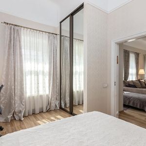 Elegant Apartment In Historical Centre & Free Locked Parking