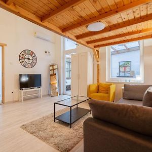 Cool Apartment In The Center With Patio, Szovetseg Street