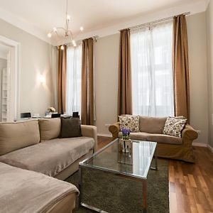 Spacious Apartment By Opera
