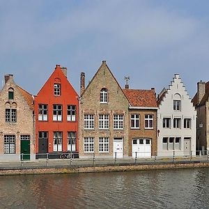 Room With Carparking, Bicycles And Small Breakfast