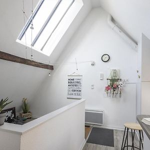 Studio Lit King-Size