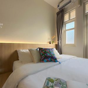 Studio Lit King-Size