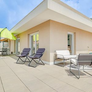 Spacieux Rooftop Parking, Terrasse Ensoleillee