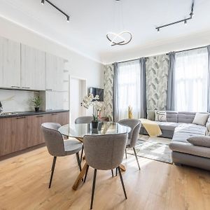 Appartement Luxe à 4 Chambres à Coucher
