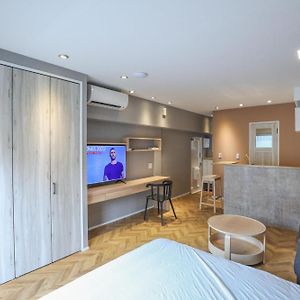Studio Lit King-Size