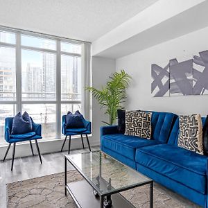 Modern One Bedroom And Den Condo By Cn Tower