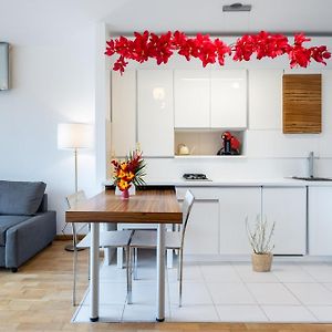 Lazynest - Modern Apartment With Parking & Balcony
