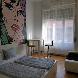 Studio Lit King-Size
