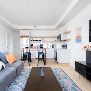 Stylish Townhome Apartment At Bathurst & College
