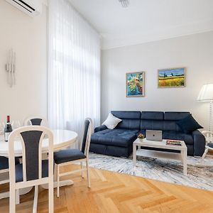 Appartement à 2 Chambres à Coucher