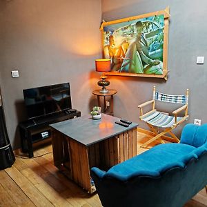 Studio Lit King-Size