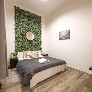 Central & Cozy Superior Terez Boulevard Apartment