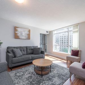 Spacious 2 Bedroom Plus Den, 2 Bath, Sleeps 5 With Balcony And Lakeview Downtown Toronto Condo