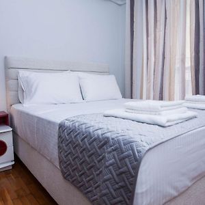 Central 2 Bd Apt With Balcony By Monastiraki