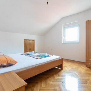 Appartement à 3 Chambres à Coucher