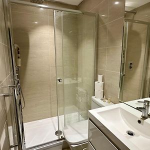Studio Lit King-Size