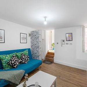 Well Connected 2 Bedroom Flat With Ensuite Bathrooms In London Se5