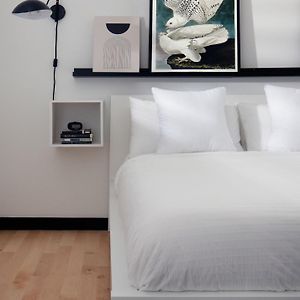 Studio Lit Queen-Size
