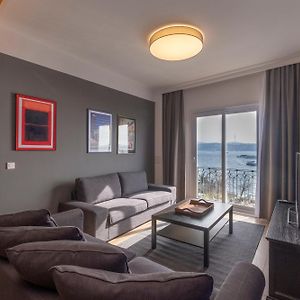 Hip Waterfront Apt With A Striking View