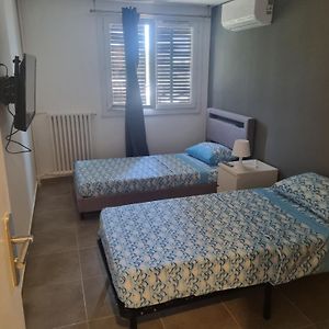 Chambre Privative Renove 2024, Climatisation, Tramway Sur Place , 12 Min Centre, 16 Min Plage, Apercu Lateral Mer, 2 Wc Avec 2 Salle De Bain, Private Room Renovated 2024, Air-Conditioned , Tram On Spot, 2 Toilets And 2 Bathrooms