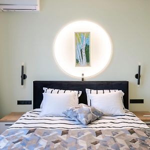 Urban Charm & Comfort - Chic 2Bd In Prime Location By Flat Mаnager