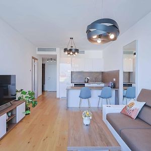 Sky Park Tower 1, Luxury Apartment With Free Parking