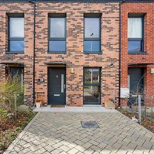 Bright, Modern 2 Bedroom House With Free Parking!