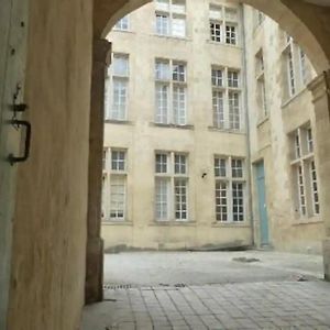 LES TROIS CHANDELIERS un petit paradis en plein centre ville