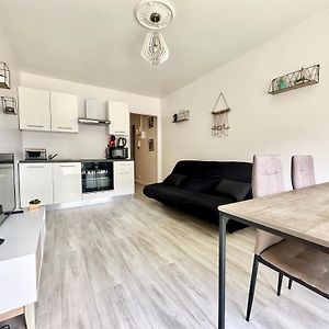 Le Peri T2 Entierement Renove Avec Balcon