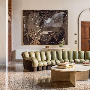Noble Floor Art Apartment R&R