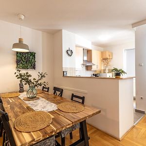 Appartement à 2 Chambres à Coucher