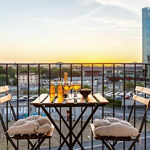 Stylish & Cozy - 5 Star Location- Balcony - City View