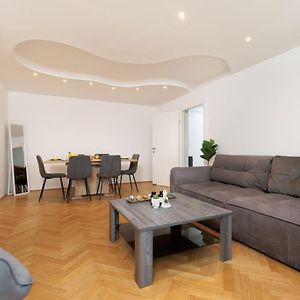 Appartement à 2 Chambres à Coucher
