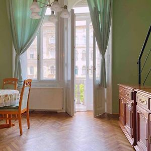 5 Downtown Vintage Apartment With Balcony