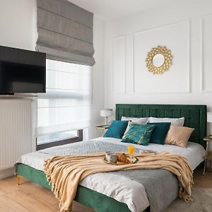 Urban Gem With Private Parking, Relaxing Balcony At Metro Station, Only 10 Min To City Centre
