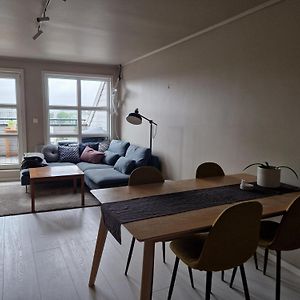 Balkong Med Utsikt Og Gratis Parkering I Garasje