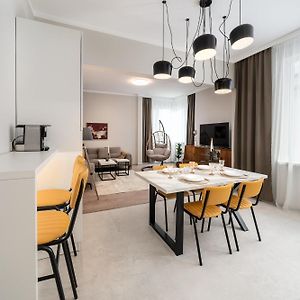 Bright & Sunny Stylish Apt With 2Bdr And 2Bth