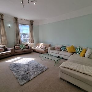 Budget Spacious Flat Fits 5 People In W2