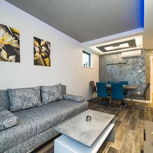 Appartement à 2 Chambres à Coucher